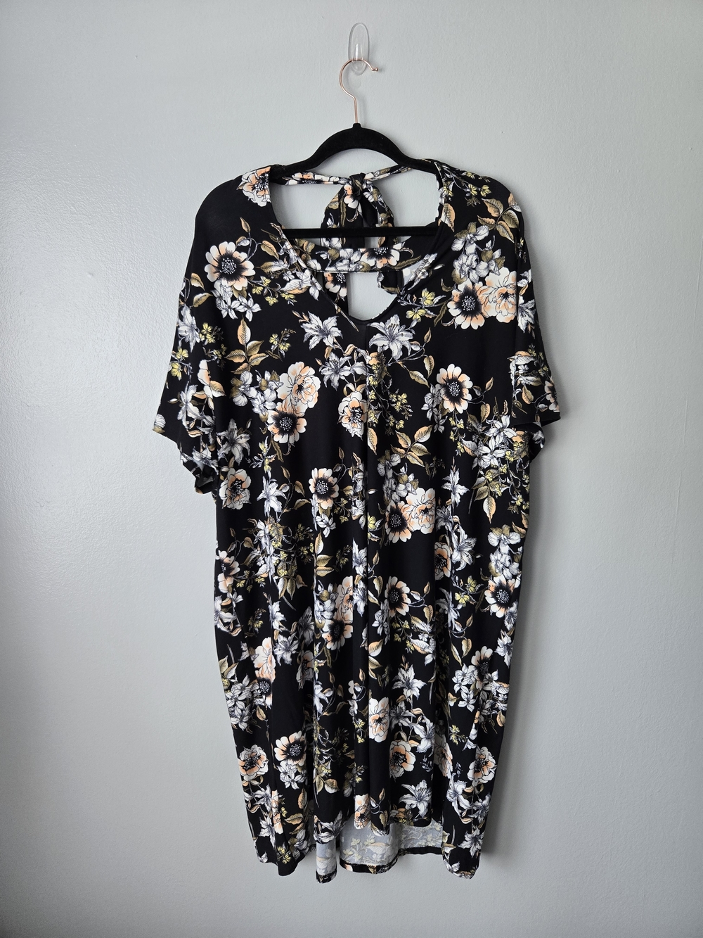 Sauci Black Floral T-Shirt Dress Open Keyhole Cutout Tie Back Size 3X